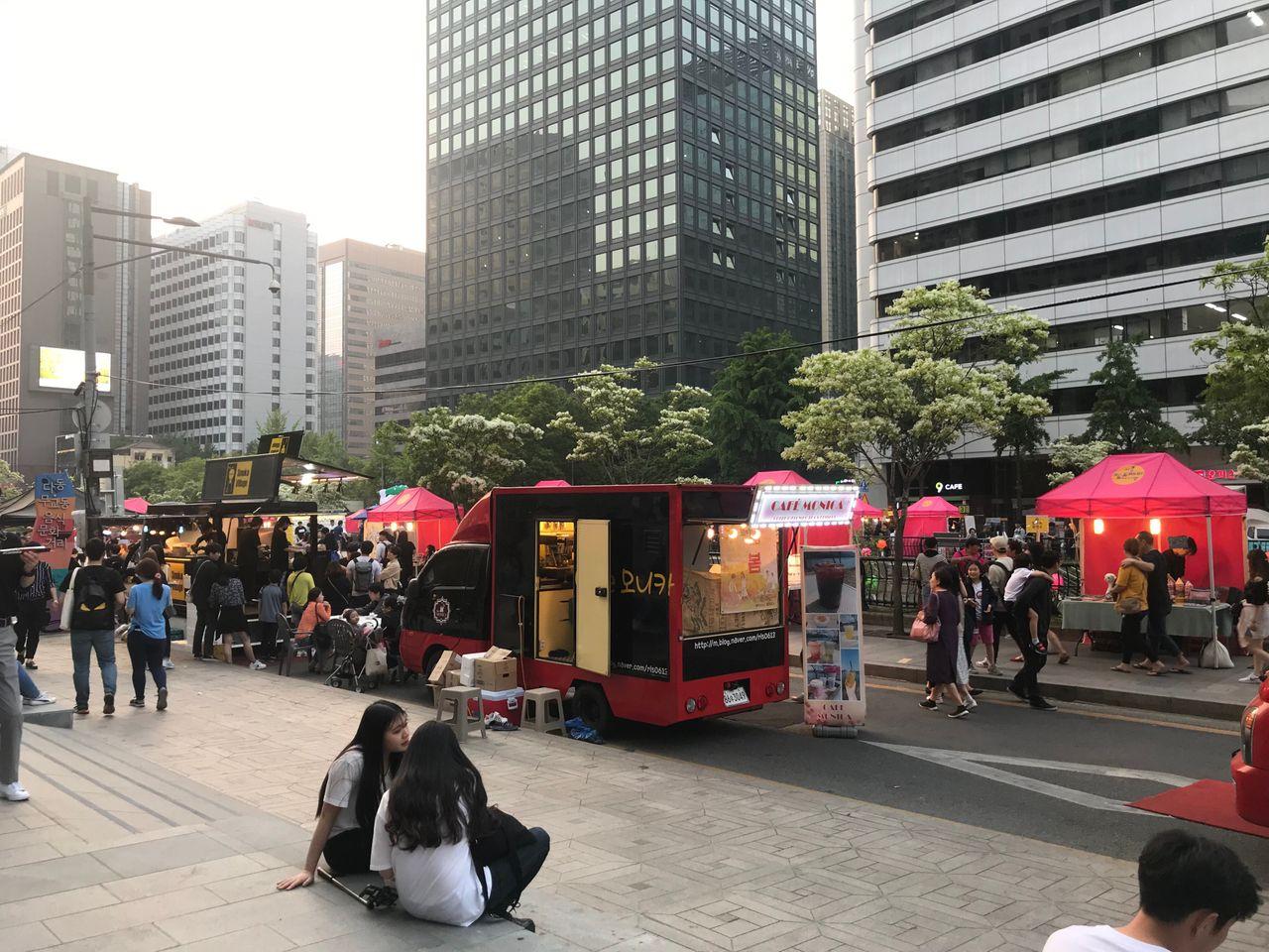 【คยองชองกเยชอน เกาหลี】ตะลุยตลาดนัดกลางคืนที่คลองชองกเยชอน 2025! เดินเลียบคลองชองกเยชอนสวย ๆ และตะลุยตลาดนัดกลางคืนกัน!